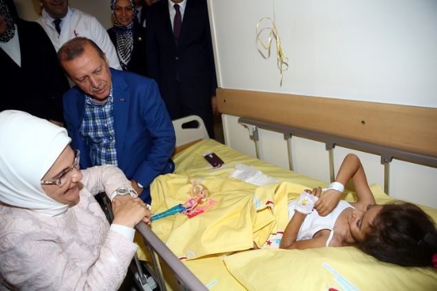 Cumhurbaşkanı Erdoğan, 15 Temmuz Demokrasi Meydanı'nda gerçekleştirilen 'Birlik, Beraberlik ve Kardeşlik Mitingi'nin ardından eşi Emine Erdoğan ile Dr. Ersin Arslan Eğitim ve Araştırma Hastanesine geçti. 