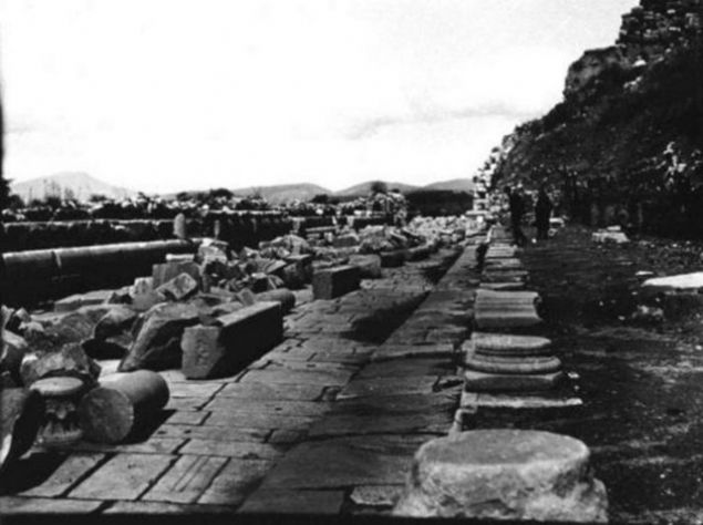 Newcastle Üniversitesi’ndeki Gertrude Bell Kütüphanesi’nin internet üzerinden satışa çıkardığı fotoğraflar arasında, Bell’in İzmir Kalesi, Efes, Milet, Priene ve bazı diğer antik kentlere ait olanlar da yer aldı. 