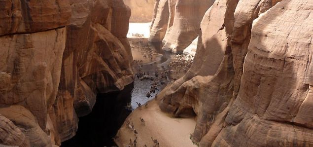Ennedi Yaylası veya Fransızların verdiği isimle Guelta d' Archei, bir kanyonun arkasında gizli bulunuyor...    