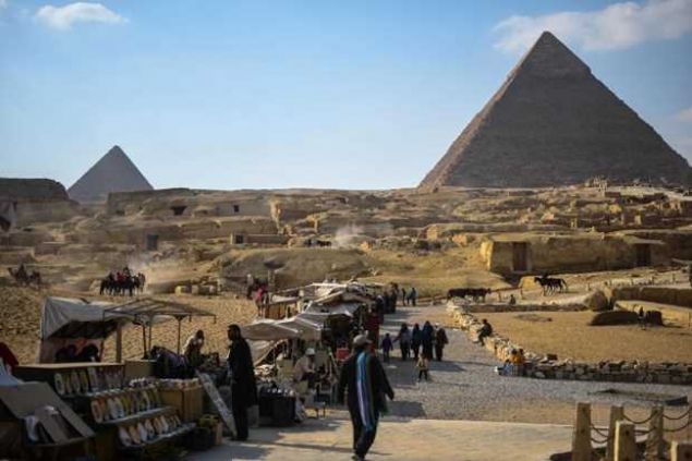 Antik dünyanın en gizemli yapılarından biri olarak görülen Keops Piramidi'nde bilim dünyasını şaşırtan bir keşfe imza atıldı. 