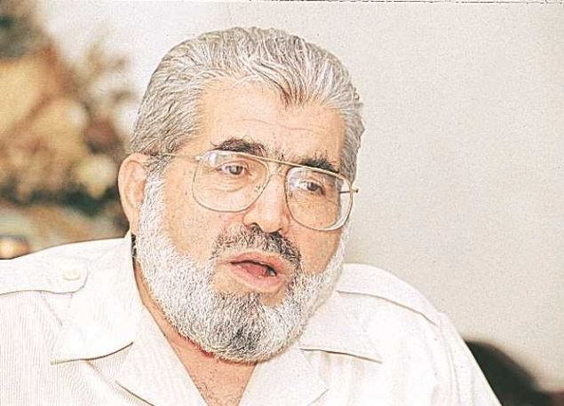 İTÜ İnşaat Fakültesi'nde yüksek öğrenimini tamamladıktan sonra 1956 ve 1957 yılları arasında Amerika'da uzmanlık eğitimi aldı. Türkiye'ye döndükten sonra ODTÜ'de öğretim üyeliği görevinde bulundu.