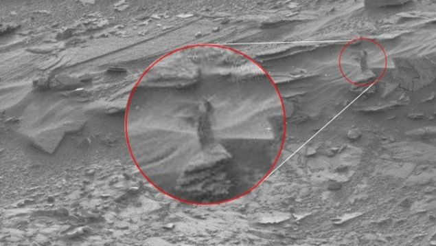  NASA'nın Mars'tan yayınladığı fotoğraflardaki bir detay sosyal medyada olay yaratmış, NASA'nın keşif aracı Curiosity'nin çektiği fotoğraftaki görüntü uzayda saklanan kadına benzetilmişti.     