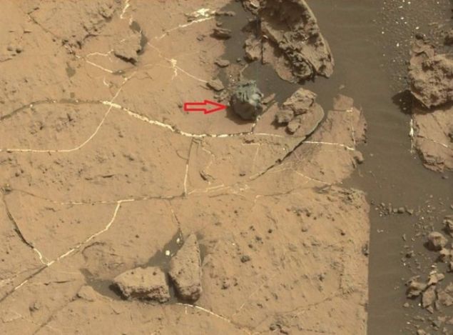 NASA'nın Mars'taki araçlarından Curiosity, Kızıl Gezegen'in yüzeyinde oldukça ilginç bir 'şey' buldu.  <br><br>  Mars'tan sıra dışı bir görüntü Dünya'ya ulaştı. Bakın fotoğraftaki okun gösterdiği şey aslında ne?      
