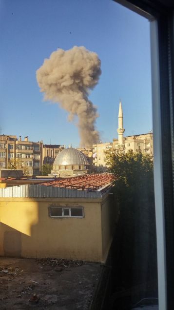 Diyarbakır'ın Bağlar ilçesinde Terörle Mücadele ve Çevik Kuvvet Şube Müdürlüğü'nün içerisinde bulunduğu emniyet binasına bombalı saldırı yapıldı. Patlamanın ardından bölgede çatışma çıktı.   