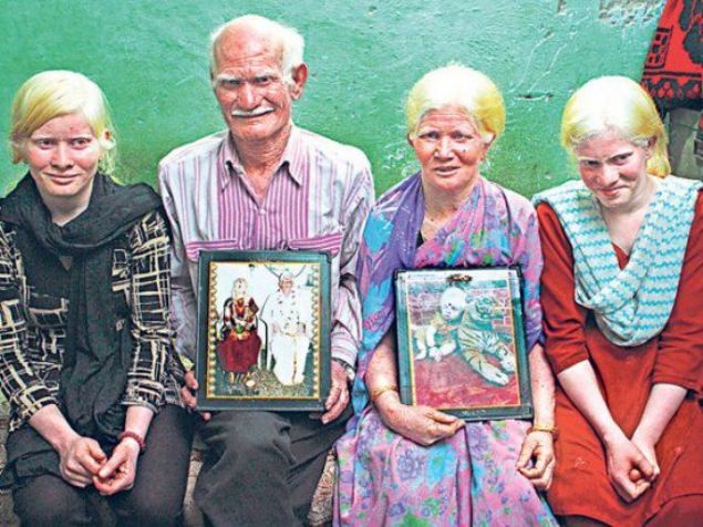 Rosetauri Pullan ve karısı Mani çocuklarıyla beraber Hindistan'ın başkenti Delhi'de yaşıyorlar.