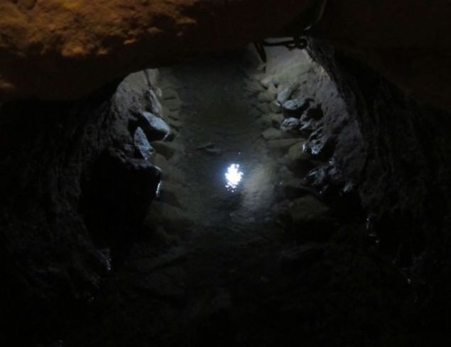 Aralıklarla açılan kuyular yardımıyla tarım alanları sulanıyor. Tanrı Dağları ile Turfan arasındaki bölge çöl olduğundan suyun aşırı sıcaktan buharlamaması için Karız su kanalları yeraltında inşa ediliyor..