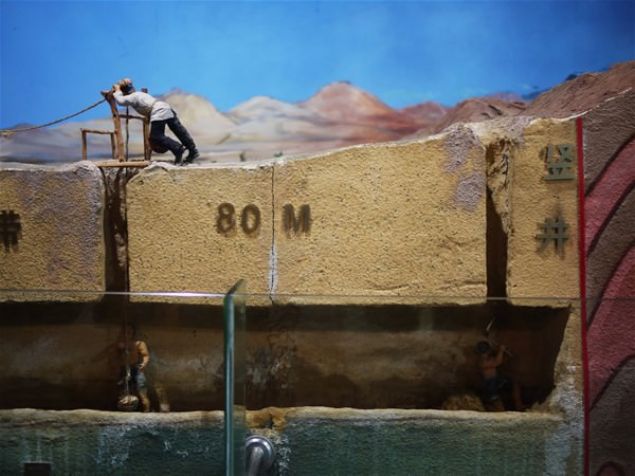 Karız Kanalları Tanrı Dağlarından topladığı suyu 60 km çölün altından geçirerek Turfan' daki yerleşim birimlerine götürüyor