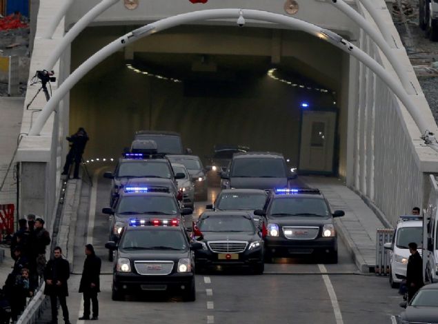 Daha sonra Erdoğan ve protokol üyeleri araçlarına binerek tünelin Göztepe Çıkışı'na hareket etti. 