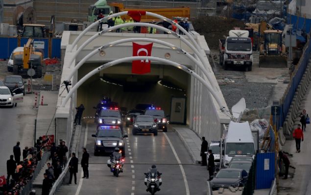Cumhurbaşkanı Recep Tayyip Erdoğan, Avrasya Tüneli'nin açılış töreninin ardından Avrasya Tüneli'ni kullanarak Anadolu yakasına geçti. 
