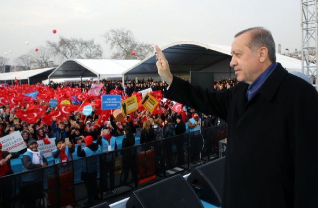 AA muhabirinin derlediği bilgiye göre, Avrasya Tüneli, Cumhurbaşkanı Erdoğan, Başbakan Yıldırım, aralarında cumhurbaşkanı, başbakan, bakan ve büyükelçilerin de bulunduğu çok sayıda yabancı konuğun katılımıyla törenle hizmete açıldı. 