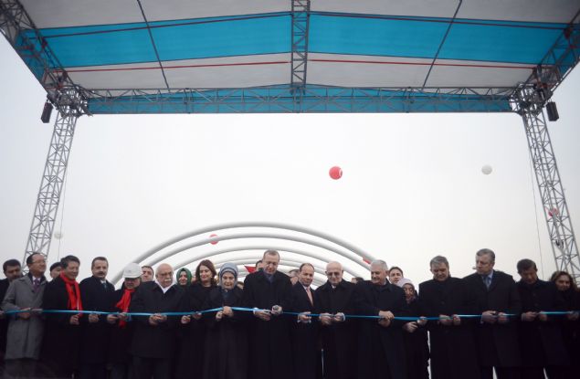 Asya ile Avrupa kıtasını deniz tabanının altından karayoluyla birleştirecek Avrasya Tüneli, Cumhurbaşkanı Recep Tayyip Erdoğan, Başbakan Binali Yıldırım ve çok sayıda yabancı konuğun katılımıyla hizmete açıldı. 