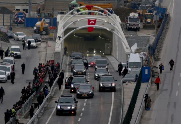 Cumhurbaşkanı Recep Tayyip Erdoğan, Avrasya Tüneli'nin açılış töreninin ardından makam aracına bindi. Avrasya Tüneli'nden ilk geçişi Cumhurbaşkanı Tayyip Erdoğan yaptı. 
