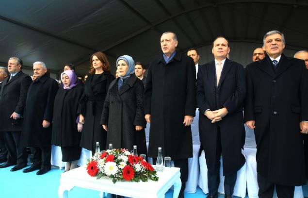 Cumhurbaşkanı Erdoğan tünelin en derin noktasında temsili olarak iki yakayı birleştirdi. Daha sonra Erdoğan ve beraberindekiler hatıra fotoğrafı çektirdi. 