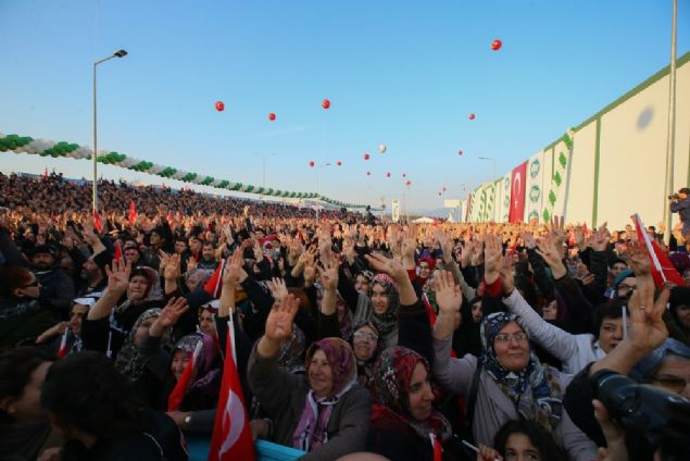  Törende saygı duruşu ve İstiklal Marşı'nın okunmasının ardından, Kur'an-ı Kerim okundu. 