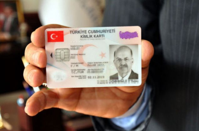 Hangi yaş grubunda olursa olsun çocuklarınız için de kimlik kartı başvurusunda bulunmanız gerekiyor. On beş yaşını tamamlamayan çocukların; veli, vasi veya vekaletname ibraz edenler ile veli, vasi veya kayyımlarına, bunların bulunmaması halinde; büyük ana, büyük baba veya kardeşlerine ya da çocukları yanlarında bulunduranlar veya muhtarın yazılı beyanı ile kimlik kartı başvurusu alınır.
