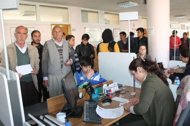 'Polikarbon materyalden oluşan, temaslı-temassız yonga içeren ve uluslararası standartlara uygun, en gelişmiş güvenlik öğelerini içinde barındıran kimlik kartları, vatandaşa ait nüfus, fotoğraf ve biyometrik verilerin, üzerindeki temaslı yongaya güvenli bir şekilde kaydedilmesinden sonra, yetkisiz kimseler tarafından içindeki verilerin yeniden üretilmesini ya da değiştirilmesini olanaksız hale getirecek şekilde tasarlanmıştır.