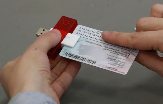 PIN kodu ilçe nüfus müdürlüklerinde bulunan kioskları kullanarak değiştirebilecek. Yapılacak değerlendirmenin ardından kimlik kartı hazırlanarak, başvuru esnasında belirtilen adrese PTT Kargo aracılığıyla teslim edilecek.