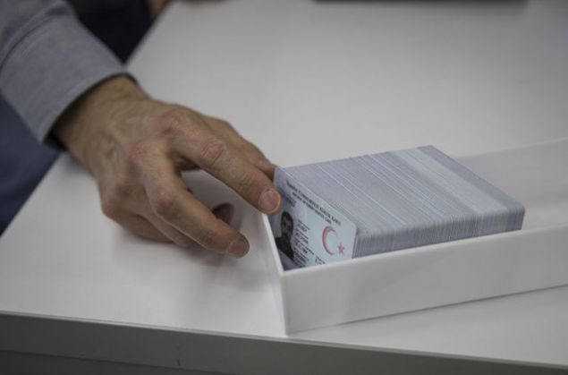 Nüfus cüzdanlarında bulunmayan, ancak yeni kimlik kartı üzerinde ve çipte 'geçerlilik tarihi, uyruğu, cinsiyeti, biyometrik veri, ıslak imza' bilgileri de yer alıyor. 'Cüzdanın verildiği yer' bilgisi ise yeni kimlik kartlarında bulunmuyor.