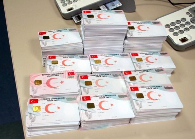 Hatay Valiliği yeni kimlik kartları için başvuruların 1 Ocak’da başlayacağını açıkladı. Valiliğin verdiği bilgiye göre yeni kimlik sahibi olmanın bedeli 15 TL. Başvuruların Nüfus ve Vatandaşlık İşleri Genel Müdürlüğü’nün internet sitesi ya da Alo 199 hattından alınacağı belirtildi.