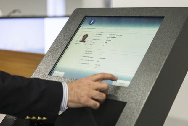 Nüfus cüzdanı ile çipli kimlik kartı üzerinde yer alan bilgilerdeki farklılıkların dikkate alınmadığı, kurumlar tarafından istenilen bilgi ve belgelerde sadece nüfus cüzdanına göre bilgi ve belge istendiği belirtilen açıklamada, şu bilgilere yer verildi: