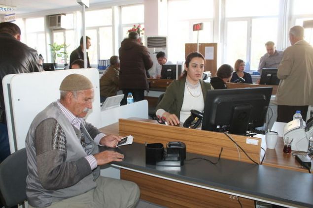 PIN Şifrenizi zaman zaman değiştirmeniz işlem güvenliğiniz açısında yararlı olacaktır. İlçe Nüfus Müdürlüklerimizde bulunan kiosklar üzerinde PIN şifrenizi değiştirebilirsiniz. PIN şifrenizi değiştirmek için kimlik kartınızın yanınızda olması yeterlidir. PIN şifrenizi değiştirmek için Biyometrik Doğrulama, Kişisel Mesaj sorusu, eski PIN numarası girme metodlarından birini kullanabilirsiniz. Kiosklarda şifrenizi değiştirirken görevliler dışında hiç kimseden yardım istemeyiniz ve şifrenizi görevli kişiler de dahil olmak üzere hiç kimseyle paylaşmayınız.