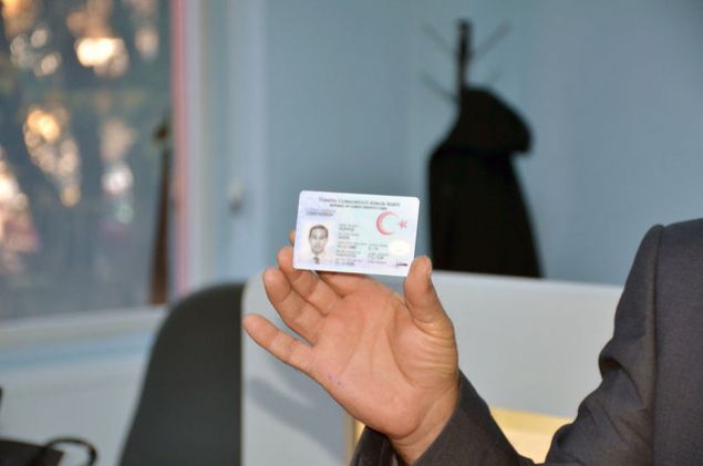 Kimlik kartının ön ve arka yüzünde yer alan güvenlik birimleri ve bilgiler, Uluslararası Sivil Havacılık Örgütü ICAO 9303-3 standardına uygun şekilde bulunuyor. Karttaki makine okunabilir alan ve temassız yonga içeriğindeki bilgiler sayesinde kart, vize istemeyen ülkelerde seyahat belgesi olarak kullanılabilecek. Ancak sınır kapılarında ve havalimanlarında vatandaş çıkış yaparken biyometrik veri kaydını okuyacak cihazların kurulması ve vatandaşın kimlik doğrulatması için el okumasını burada yaptırması gerekiyor.