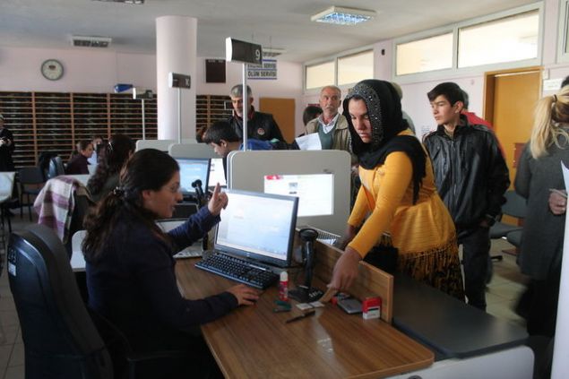 Yeni çipli kimlik kartları ile eski nüfus cüzdanları karşılaştırıldığında; 'seri no, TC kimlik no, soyadı, adı, doğum tarihi, baba adı, ana adı' gibi bilgiler her iki kartta da yer alıyor. Yeni kimlik kartlarının boyutlarının küçük olması nedeniyle kart üzerine yazılmayıp, çipte bulunan bilgiler ise 'önceki soyadı, doğum yeri, medeni hali, dini, kan grubu, kayıtlı olduğu yer (ili, ilçesi, cilt, hane, sıra no), veriliş nedeni, veriliş tarihi' şeklinde sıralanıyor.