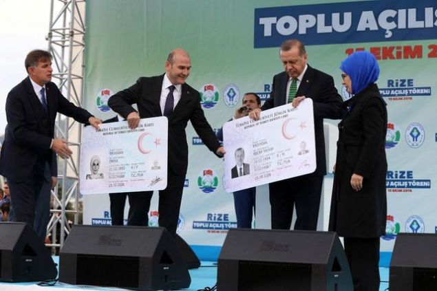 Başvuru sonunda kişilere PIN zarfında bulunan 6 haneli şifre verilecek. Bu şifre, banka kartlarında olduğu gibi bazı işlemlerde kimlik doğrulama amacıyla kullanılacak. PIN kodu, kimlik kartı teslim edilinceye kadar aktive olmayacak.