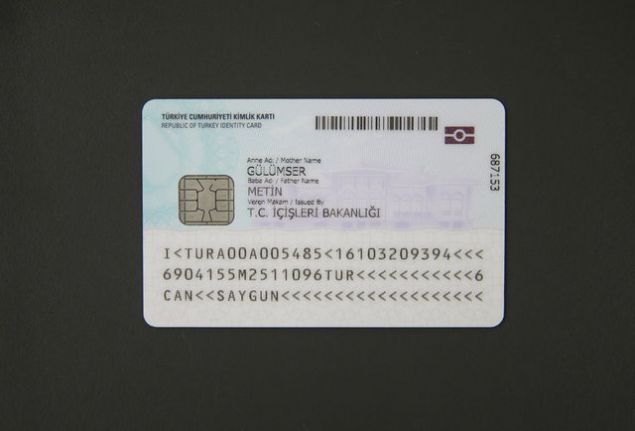 TCKK uluslararası standartlarda elektronik imza altyapısına sahiptir. Bu özelliği sayesinde her türlü elektronik imza işlemi, yalnızca kimlik kartı kullanılarak gerçekleştirilebilecektir.