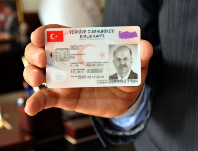 Çipli kimlik kartı başvuru belgeleriniz taranarak elektronik ortama aktarılacak ardından vermiş olduğunuz biyometrik fotoğraflar taranarak elektronik ortama aktarılarak son olarak parmak biyometriniz (parmak iziniz) alınarak sisteme aktarılacak. Ardından PTT ile adrese teslim edilecek ya da Nüfus Müdürlükleri'nden teslim almanız gerekecek. Başvurunuz esnasında talep etmiş iseniz mail ve SMS yoluyla da kimlik kartınızın durumu hakkında bilgi ulaştırılacak.