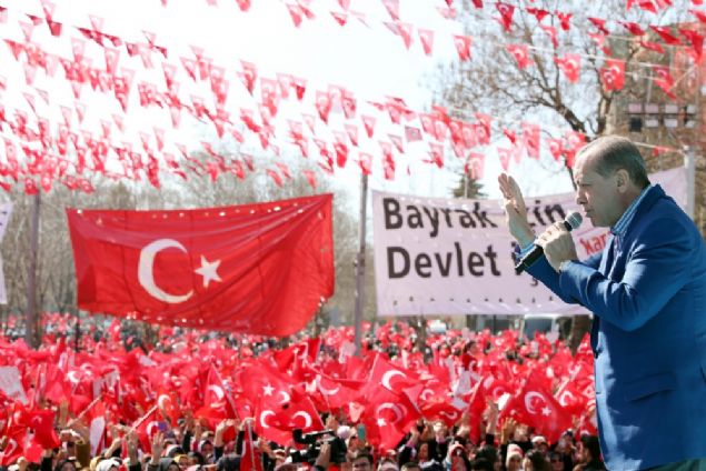 Erdoğan, geçtiğimiz günlerde istihdam seferberliği başlattıklarını hatırlatarak, Gaziantep Organize Sanayi Bölgesinin 15 bin ilave istihdam taahhüdüyle katılımını öğrendiğinde çok memnun olduğunu belirtti. 