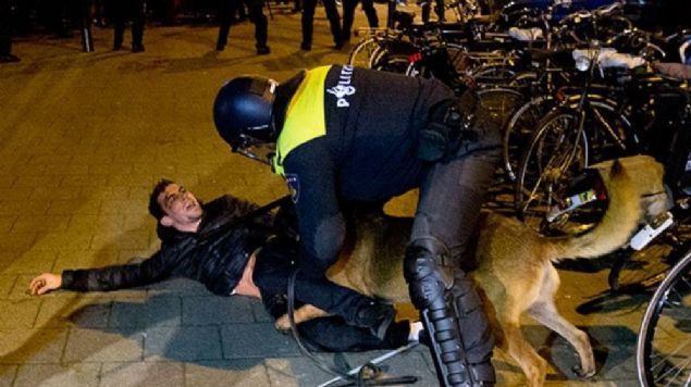 Rotterdam Başkonsolosluğuna geçmesine müsade edilmeyen Kaya'nın önce korumaları gözaltına alınmıştı. 