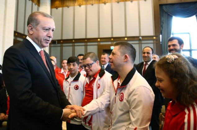 Cumhurbaşkanı Erdoğan, ayrıca sosyal paylaşım sitesi Twitter üzerinden şu notu paylaştı: