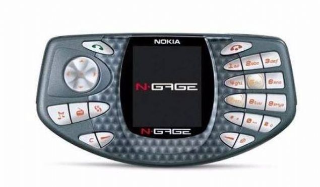 Nokia N-Gage
Nokia'nın 2003 yılında satışa sunulan ve tamamen oyun tutkunlarına özel olarak tasarlanan N-Gage model telefonu da sıradışı bir tasarıma sahipti.
