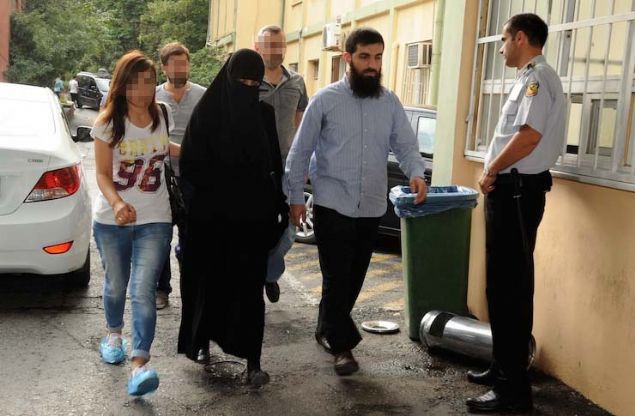 IŞİD'in Türkiye emiri olduğu iddiasıyla tutuklanan Ebu Hanzala lakaplı Halis Bayancuk da 'Cebir ve şiddet kullanarak, Türkiye Cumhuriyeti Anayasası'nın öngördüğü düzeni ortadan kaldırmaya çalışmakla' suçlanıyor. Onun da badem kurusu tulup giyip giymeyeceği merak ediliyor... 