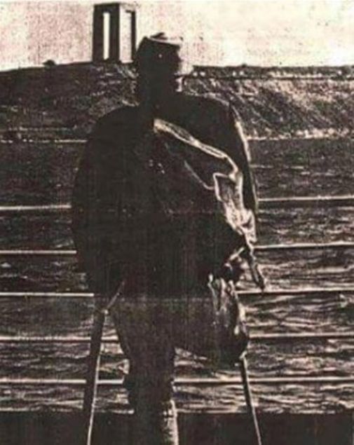 İşte Türkiye'den ve dünyadan birbirinden çarpıcı tarihi kareler... <br><br> Şehitler Abidesi açılışında bir bacağını Çanakkale'de bırakmış Gazimiz, 21 Ağustos 1960.