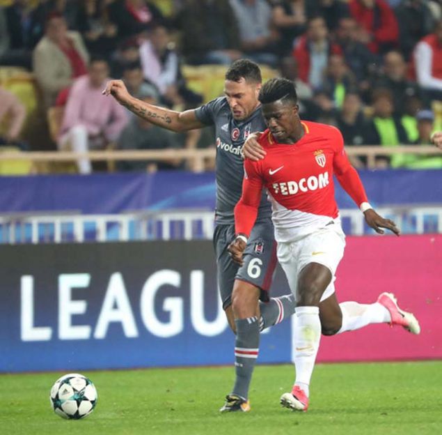 Dusco Tosic’e 3 teklif var <BR><BR> Her fırsatta kariyerini Beşiktaş'ta bitirmek istediğini söyleyen Tosic'e 3 kulüpten teklif geldiği iddiası ortaya atıldı. <BR> Goal Fransa'nın haberine göre Beşiktaş'ın başarılı Sırp savunmacısına Trabzonspor, St.Etienne ve MLS ekiplerinden Chicago Fire talip oldu. Özellikle St.Etienne'nin geçtiğimiz günlerde Tosic için Beşiktaş'a 1.5 milyon Euro'luk bir teklif sunduğu iddia edildi. Vida'nın transferiyle birlikte ilk 11'deki yeri riske giren Tosic ilk yarının en etkili isimlerinden biri olarak dikkat geçmişti. 23 resmi maçta süre alan 32 yaşındaki oyuncu 3 gol, 1 asistlik katkı yaptı. (Takvim)