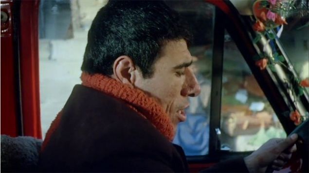 Başrollerinde Şener Şen ve İlyas Salman'ın rol aldığı Türk sinemasının efsaneleri arasında gösterilen 'Çiçek Abbas' filmindeki hata yıllar sonra fark edildi.