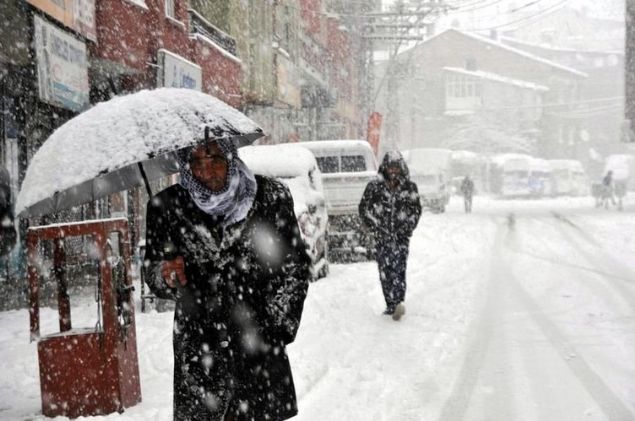 Meteoroloji'den son dakika hava durumu raporları üst üste gelmeye devam ediyor. Yapılan değerlendirmelere göre yurdun büyük kesiminde etkisini gösteren kar yağışları doğu illerinde hayatı olumsuz yönde etkilerken uzmanlar vatandaşlara son dakika uyarılar yapmaya devam ediyor. Yurdun batısında da beklenen kar yağışı başladı. Dün etkisini arttıran kar yağışı Kırklarelinde etkili olmuş kenti beyaza bürümüştü. İstanbul'da uzun süredir yağmayan kar yağışı sabah saatlerinde başladı. İlerleyen saatlere doğru etkisini arttırması beklenen kar yağışı için uzmanlar sürücülere dikkatli olması konusunda uyarılarda bulundu. İşte il il hava durum raporları ve detaylar.