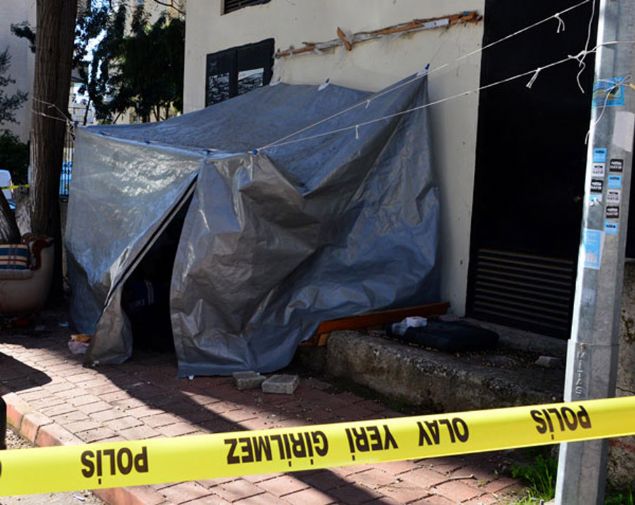 ADANA'da bir çadırda ölü bulunan adamın kimliği herkesi şoke etti. Çukurova ilçesinde sokakta kurduğu çadırda tek başına yaşayan kimsesiz Selahattin Altınöz (62) ölü olarak bulundu. Hayatını kaybeden Selahattin Altınöz ise Aysun Kayacı'nın yıllardır konuşmadığı babası. Şimdilerde ekrandan uzak hayat yaşayan Aysun Kayacı babasının vefatı sonrası ne yapacak merak konusu oldu.