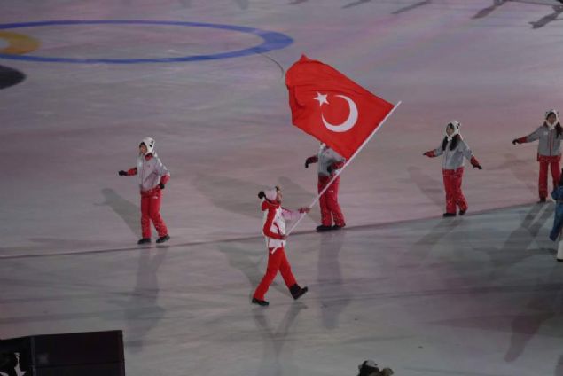 Güney Kore'nin PyeongChang kentinde düzenlenen 23. Kış Olimpiyatları bugün yapılan açılış seremonisi ile start aldı. Resmi geçiş töreninde ay-yıldızlı bayrağı Kayakla Atlama sporcusu Fatih Arda İpcioğlu taşıdı.