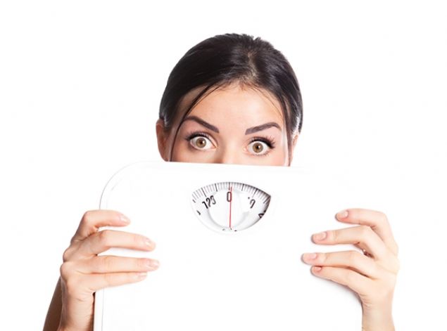 Ne yaparsanız yapın zayıflayamıyorsanız metabolizma hızınız yavaş demektir. <br><br> Arkadaşınız yıllardır hiç diyet yapmamasına rağmen hep aynı kiloda kalıyor. Siz ise 'su içsem yarıyor” şeklinde yakınan grupta yer alıyorsunuz. Peki, kulağa hiç adil gelmeyen bu probleminiz metabolizma hızınızın yavaş çalışmasından kaynaklanıyor olabilir mi? İlerleyen yaş, genetik faktör ve kadın olmak gibi değiştiremeyeceğimiz risk faktörleri metabolizma hızını olumsuz etkileyen etmenlerin başında gelseler de, sıkça yaptığımız hatalı alışkanlıklarımız da bu tablodan sorumlu oluyor. İyi haber ise hatalı alışkanlıklarımızdan vazgeçtiğimizde metabolizma hızımızı yeniden yükseltmemizin mümkün olması. Acıbadem Kadıköy Hastanesi Beslenme ve Diyet Uzmanı Evrim Demirel metabolizmanın hızını yavaşlatan alışkanlıklarımızı anlattı, önemli önerilerde bulundu.