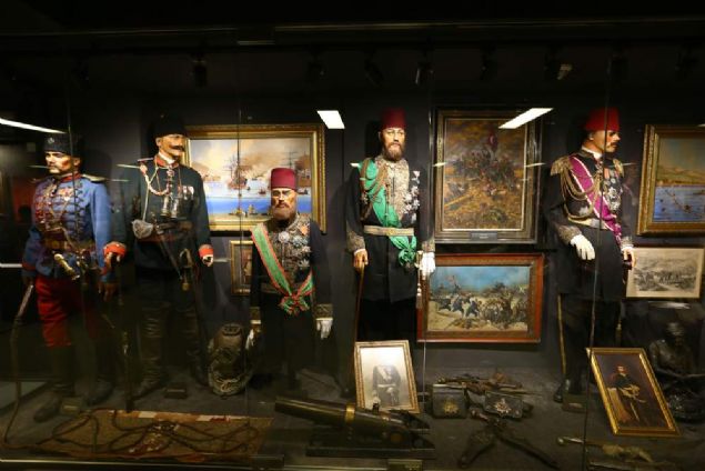 'Abdülhamid Han 100. Yıl Anma Sergisi', Selçuklu'dan Cumhuriyet dönemine uzanan geniş yelpazede eserlerin yer aldığı Hisart Canlı Tarih ve Diorama Müzesi'nde açıldı.