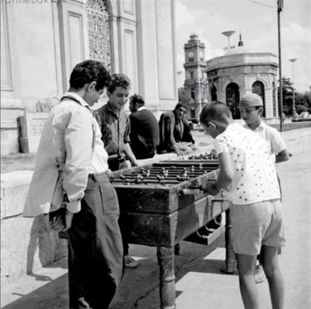 Langırt oynayan çocuklar, Dolmabahçe. •1965