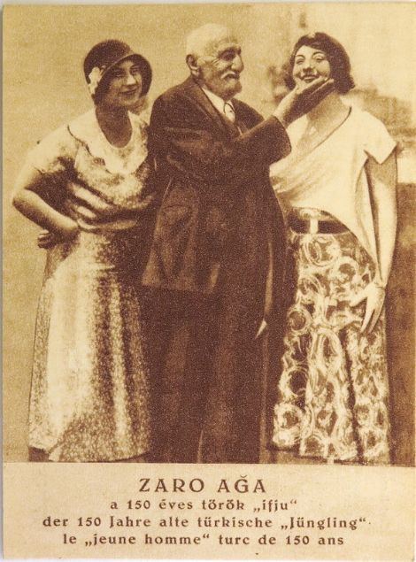Fotoğraf çektirmek 10 dolar, öpmek 15 dolardı. 150 yaşındaki Ağa`yı, eyalet eyalet dolaştırıp posasını çıkardıktan sonra, beş parasız getirip İstanbul`a bıraktılar