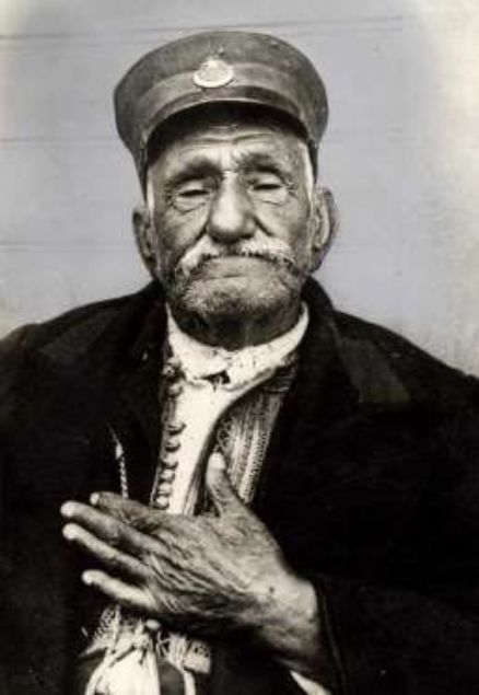 İki Amerikalı Musevi, Zaro Ağa`yı yeni bir hayat vaadiyle Amerika`ya gitmeye ikna etti.