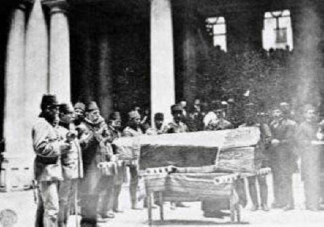 Toprağa verilirken, torununun torunlarından biri şöyle bağırıyordu: 'Hoy hooy öldü babam! Dünyasına doyamadan gitti'