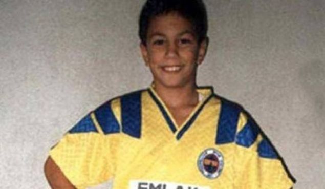 Türkiye'nin yakından tanıdığı yıldız futbolcuların fotoğrafları ortaya çıktı. Bakalım herkesin bildiği o futbolcuları küçüklük fooğrafından tanıyabilecek misiniz.