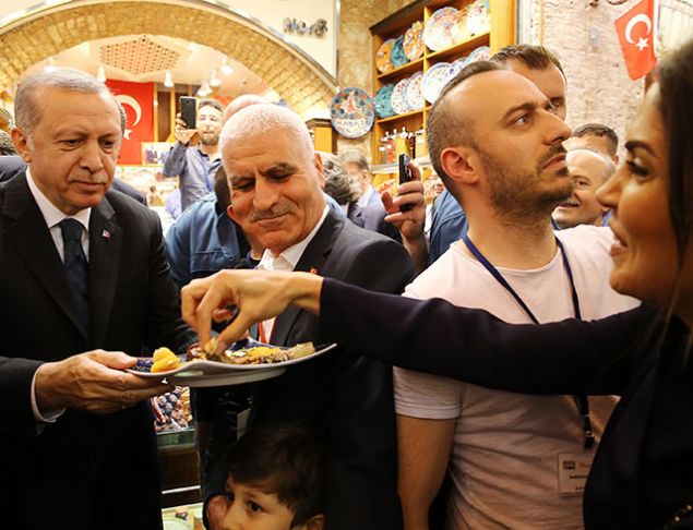 <p> Cumhurbaşkanı Recep Tayyip Erdoğan, İstanbul Fatih'te restore edilen Mısır Çarşısı'nın açılış törenine katıldı. </p>