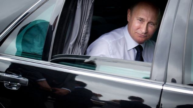 Rusya Devlet Başkanı Vladimir Putin, dünkü yemin törenine ABD başkanlarının ‘canavar’ diye anılan makam araçlarına benzeyen yerli üretim limuzinle gitti. Özel olarak tasarlanan aracın tanksavar füzesine dayanıklı olduğu belirtiliyor. Ayrıca, gerekirse Putin buradan nükleer silahları kontrol eden kırmızı füzeyi de kullanabilirmiş.